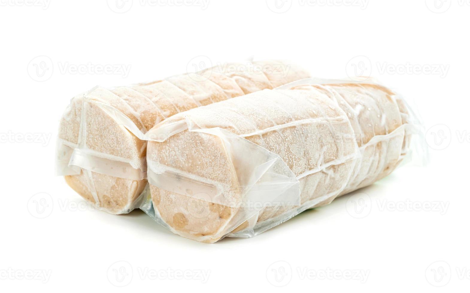 Primer plano de salchicha de cerdo vietnamita congelada en una bolsa de plástico con cristales de hielo aislado sobre fondo blanco. foto