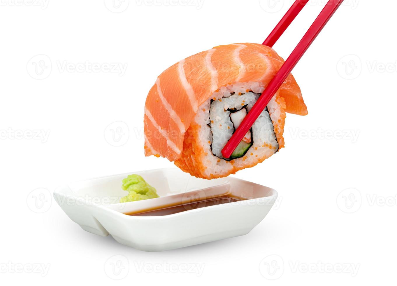 nigiri de salmón de sushi enrollado con salsa japonesa de wasabi y