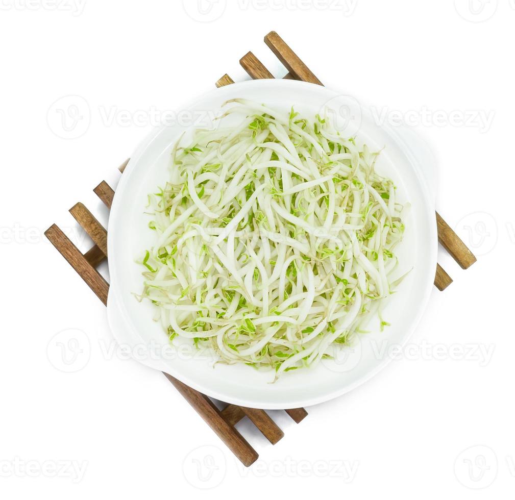 brotes de soja con plato aislado sobre fondo blanco. foto