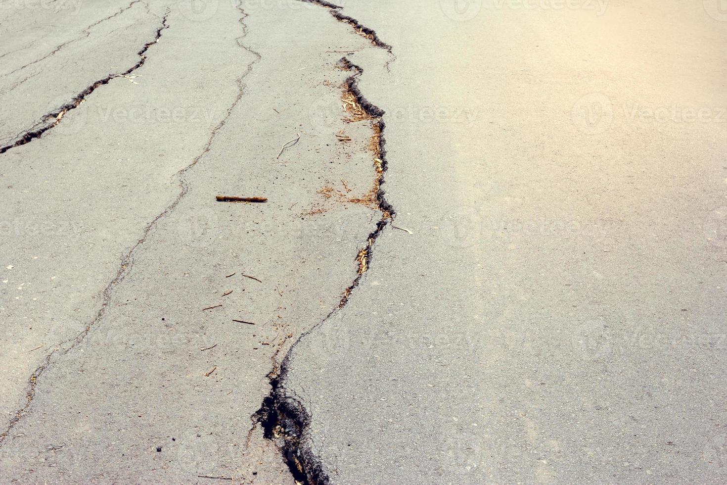 la carretera se derrumbó y el hundimiento se agrietó. foto