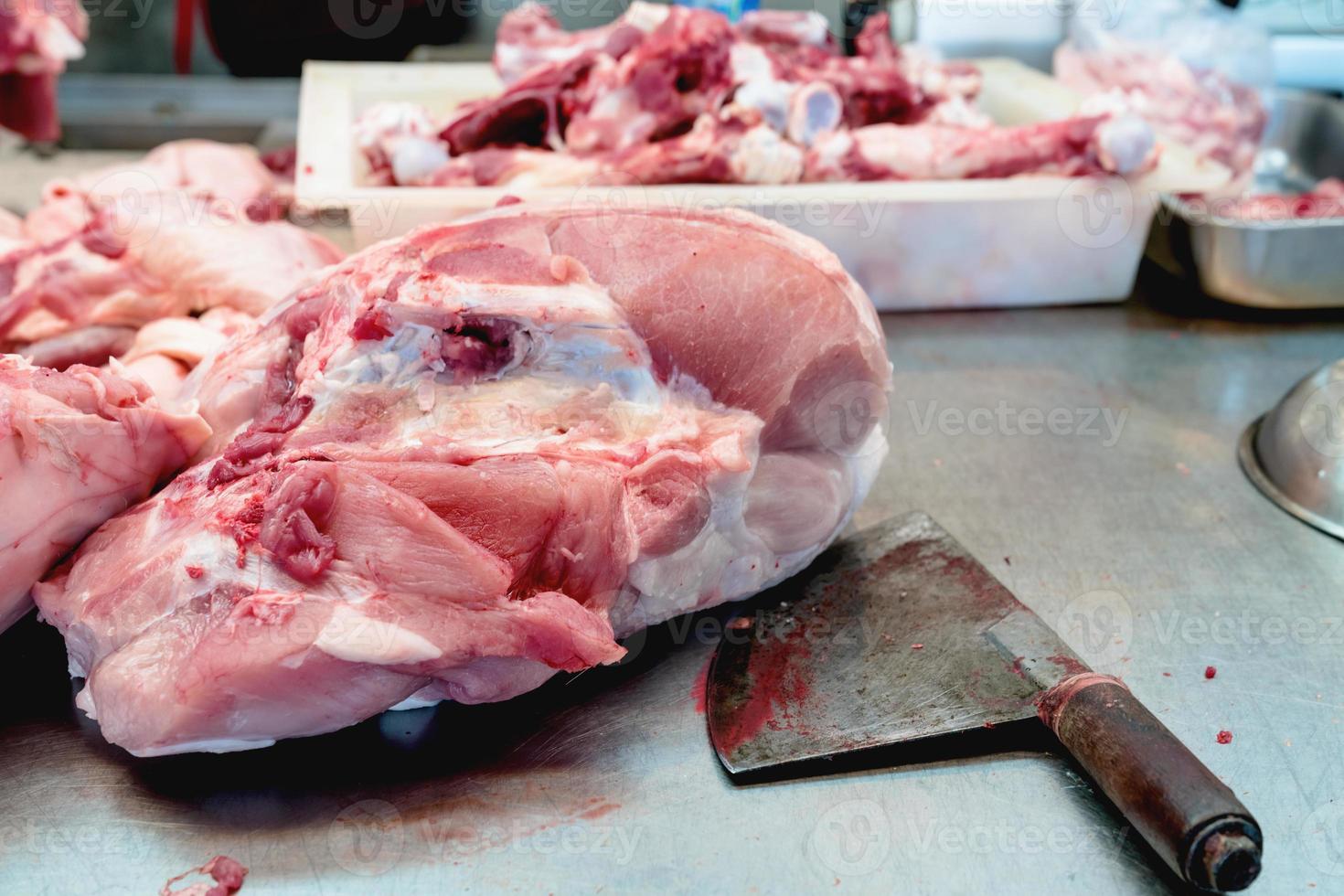 Carne de cerdo fresca en mesa de acero inoxidable en el mercado, Tailandia foto