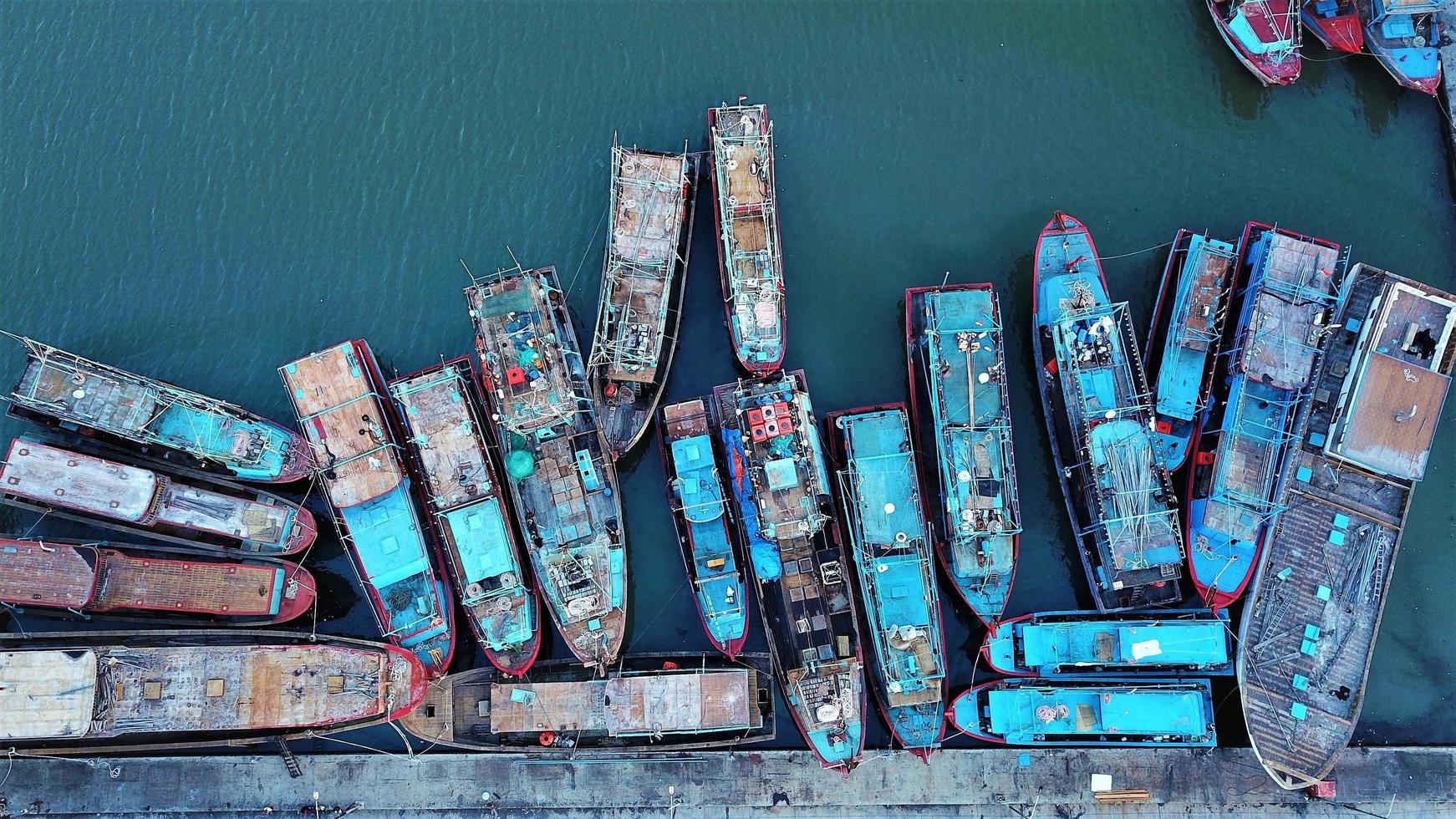 hermosas vistas aéreas, panorama natural de barcos alineados en un pueblo de pescadores -indonesia. foto
