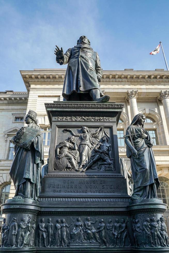 Berlín, Alemania, 2014. Monumento al barón freiherr von stein frente a la abgeordnetenhaus en Berlín. foto