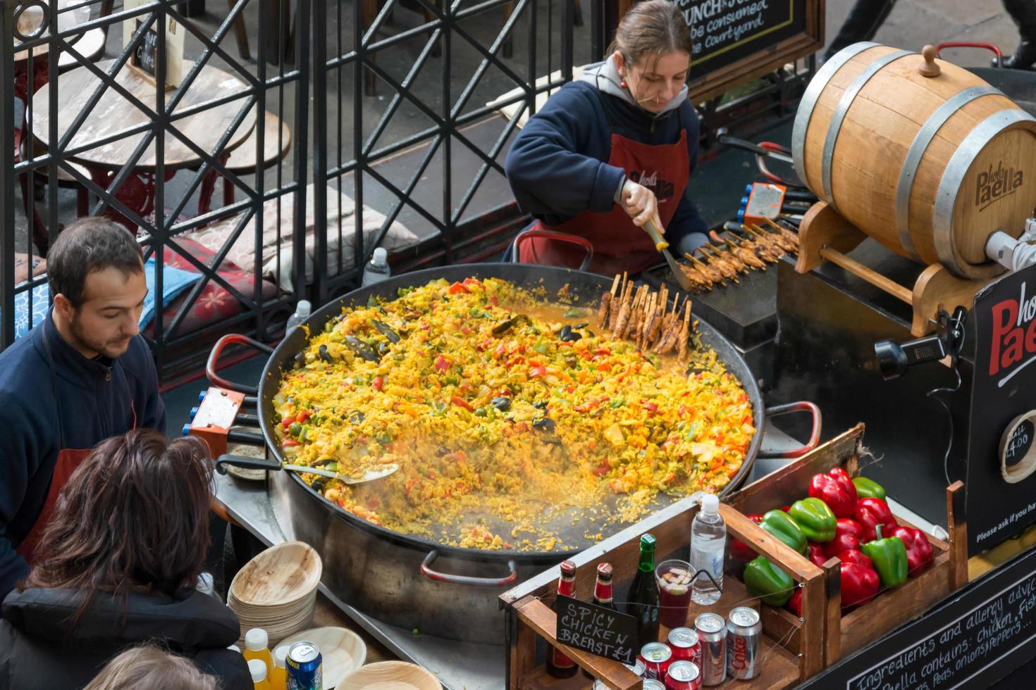 Londres, Reino Unido - 3 de noviembre. Paella a la venta en Covent Garden en Londres el 3 de noviembre de 2013. Personas no identificadas. foto