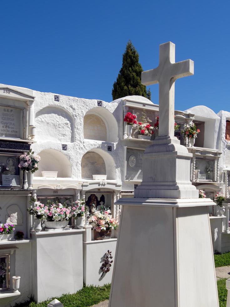 casares, andalucia, españa - 5 de mayo. vista del cementerio en casares españa el 5 de mayo de 2014 foto