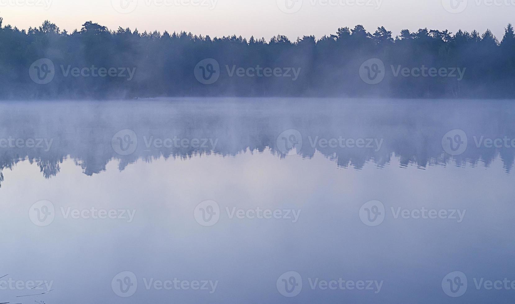 niebla matutina en el lago, disparo al amanecer foto