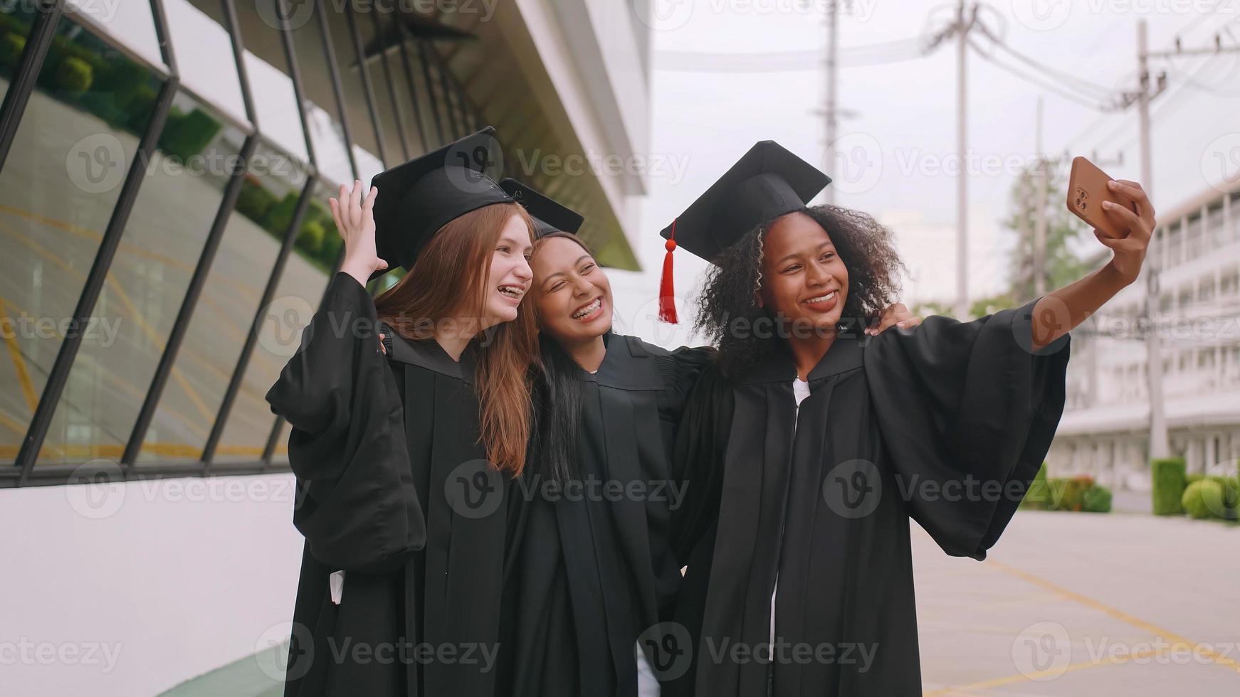 grupo de amigos divirtiéndose celebrando su graduación tomando fotos juntos.