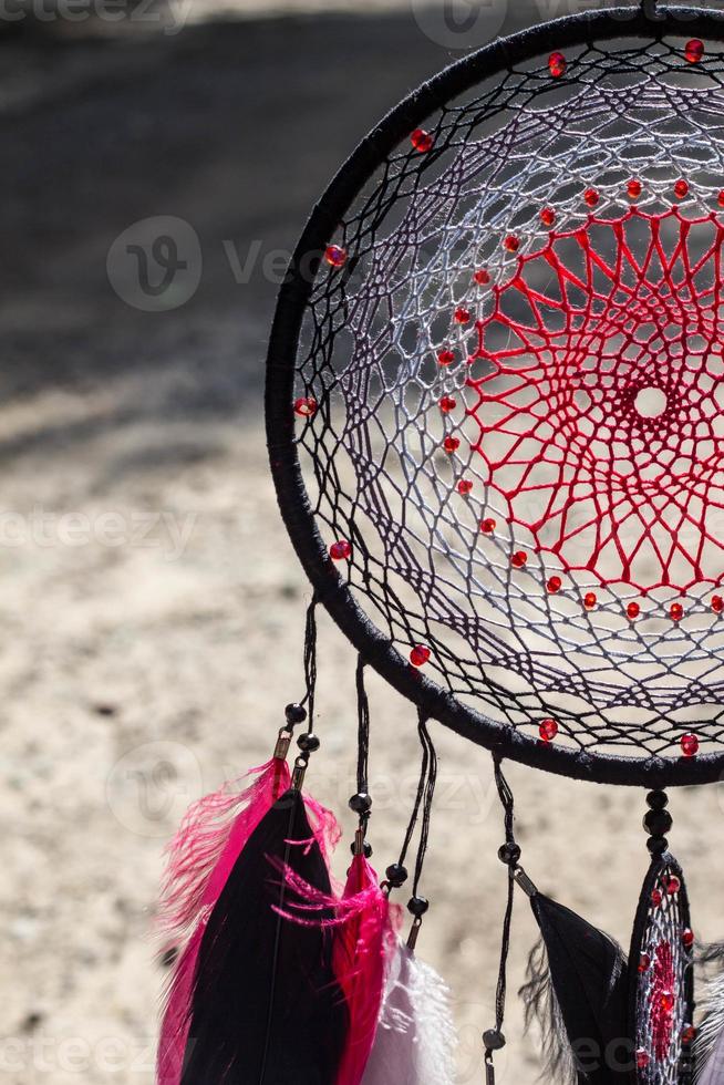 atrapasueños hecho de plumas, cuero, cuentas y cuerdas foto