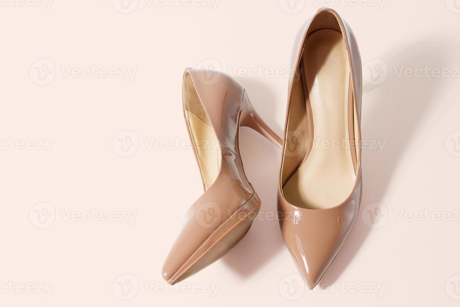 Zapatos de mujer de moda aislados sobre fondo rosa. vista desde arriba.  zapato para mujer. elegante zapato clásico de piel para mujer. zapatos de  mujer de tacón alto sobre fondo rojo.