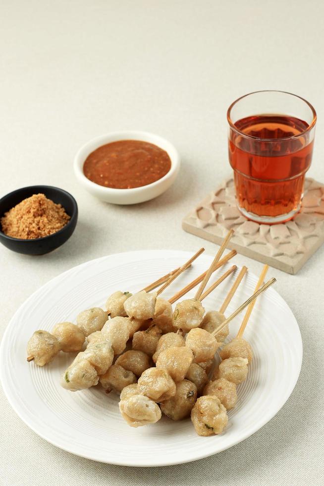 cilok goreng borma, bocadillo tradicional indonesio hecho de harina de tapioca, bolas en forma y frito foto