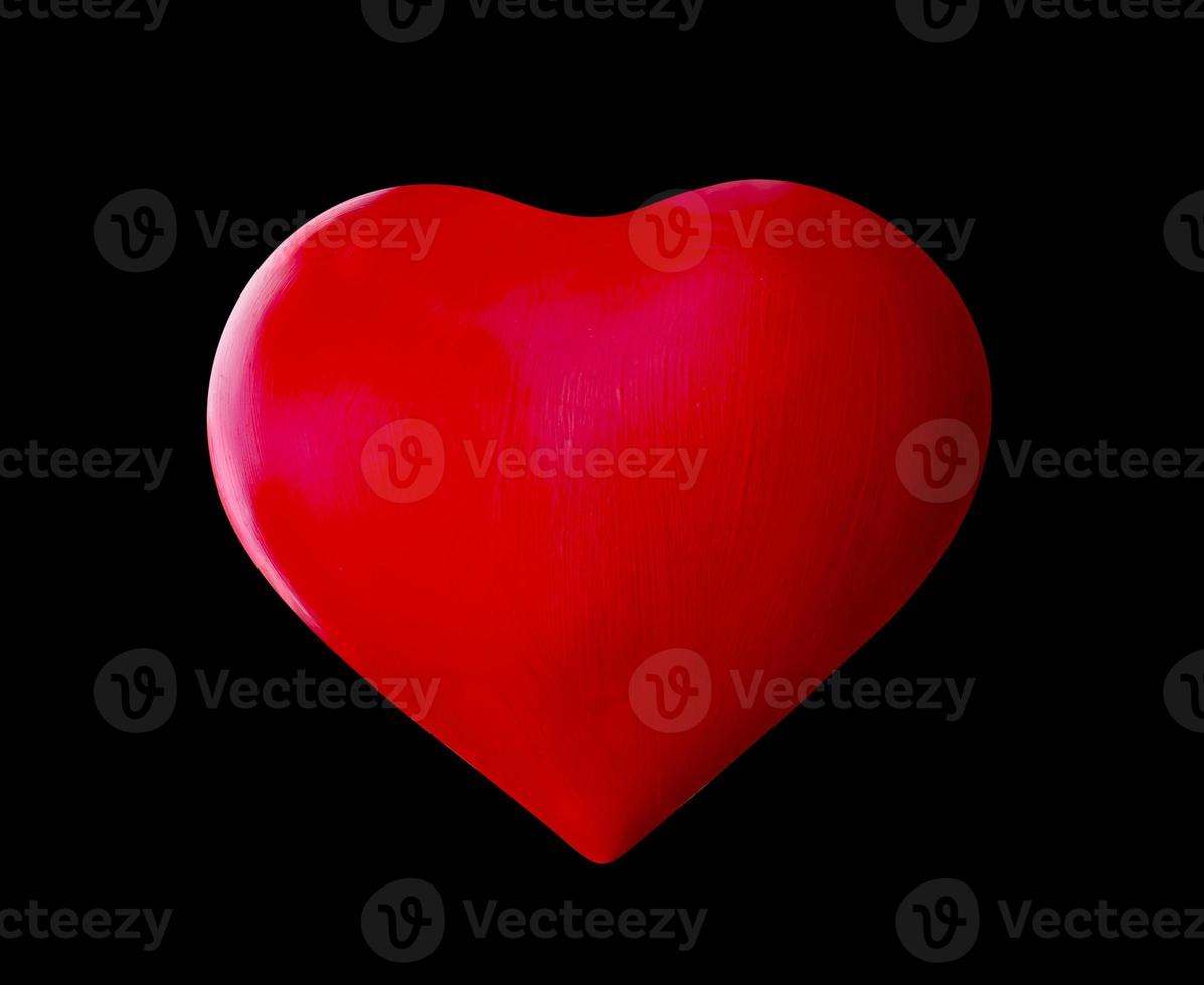 aislado en forma de corazón rojo sobre fondo negro con trazado de recorte foto