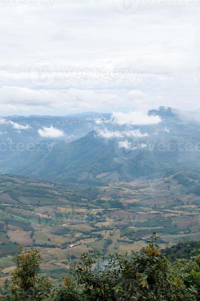 campo de plantación del agricultor local en la colina situada cerca de la alta montaña del parque nacional. foto