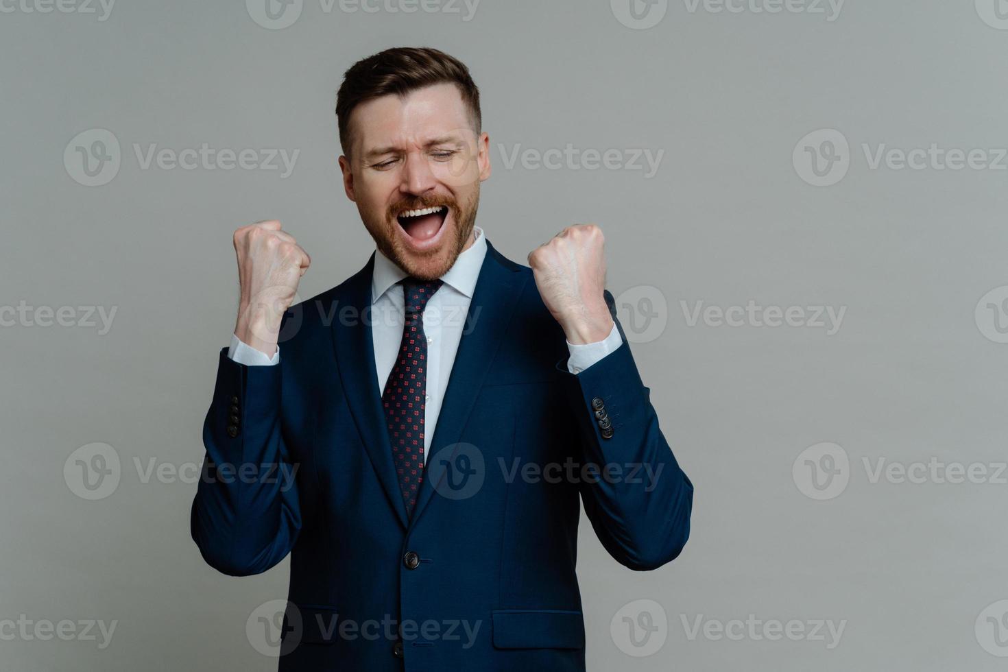 emocionado empresario profesional gritando y celebrando el triunfo foto