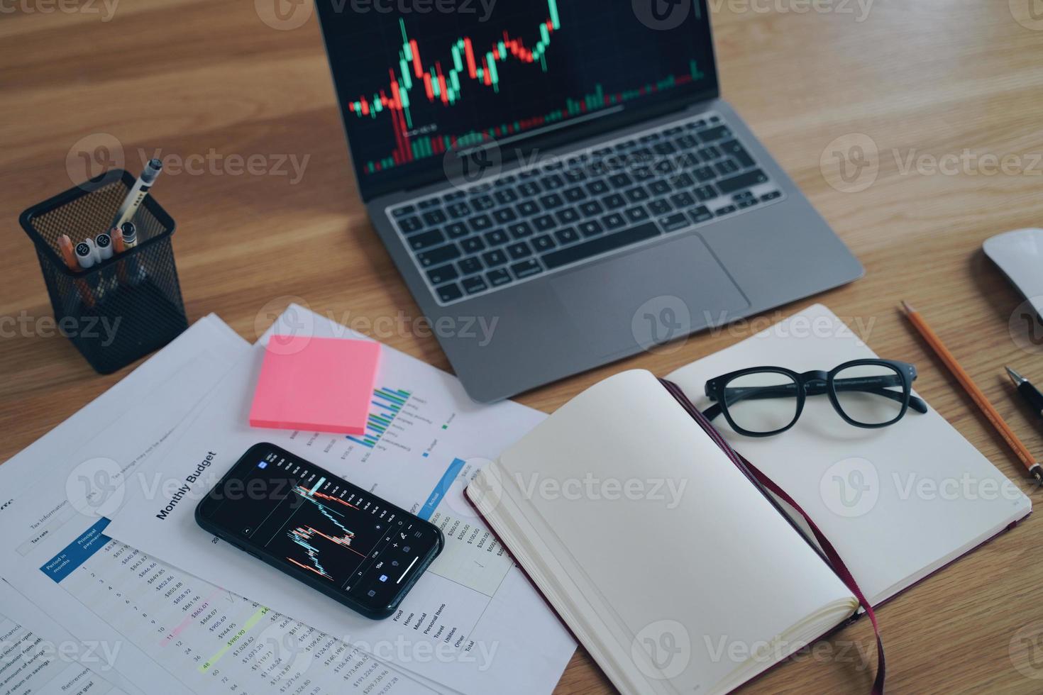 lugar de trabajo del gerente o ejecutivo en la oficina. vasos, papeles y libreta. planificación empresarial. foto