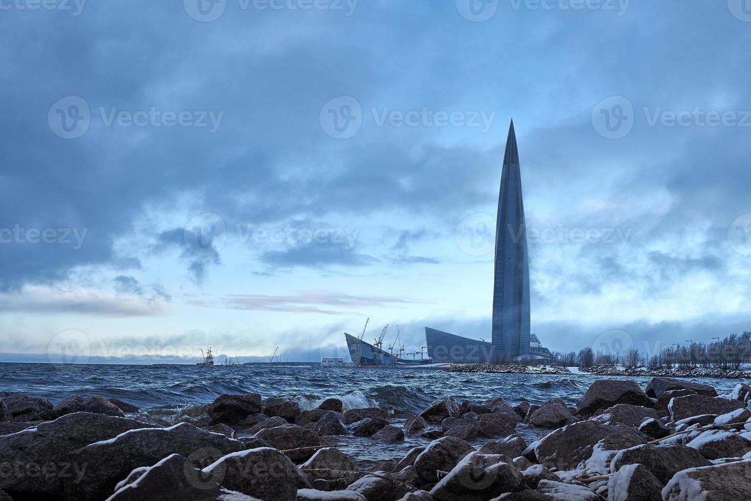 centro lakhta en el fondo de un cielo nublado dramático y una tormenta en el golfo de finlandia. foto