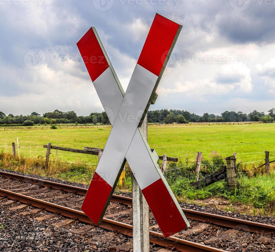 múltiples vías férreas con cruces en una estación ferroviaria en perspectiva y vista de pájaro foto