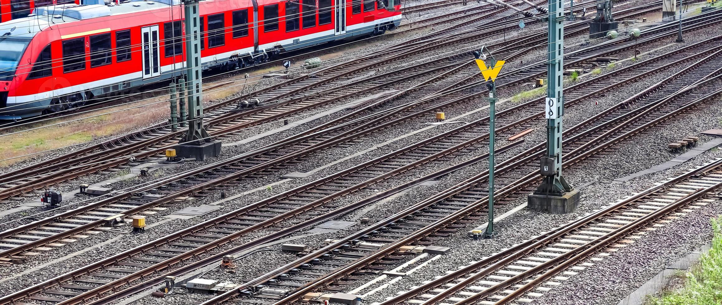 múltiples vías férreas con cruces en una estación ferroviaria en perspectiva y vista de pájaro foto