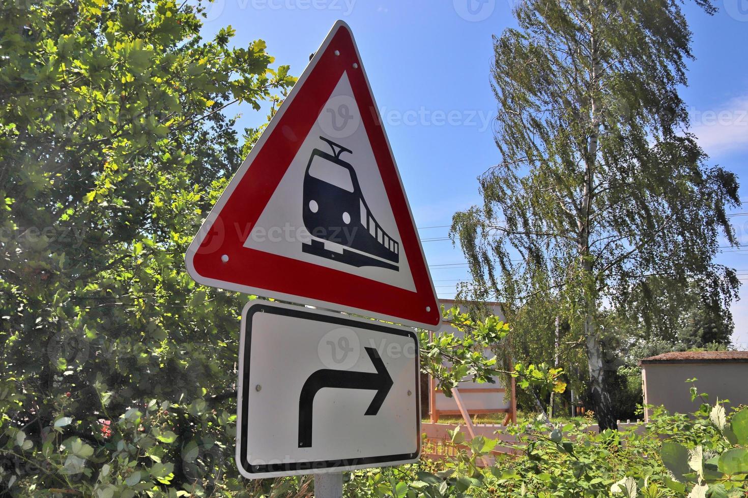 múltiples vías férreas con cruces en una estación ferroviaria en perspectiva y vista de pájaro foto