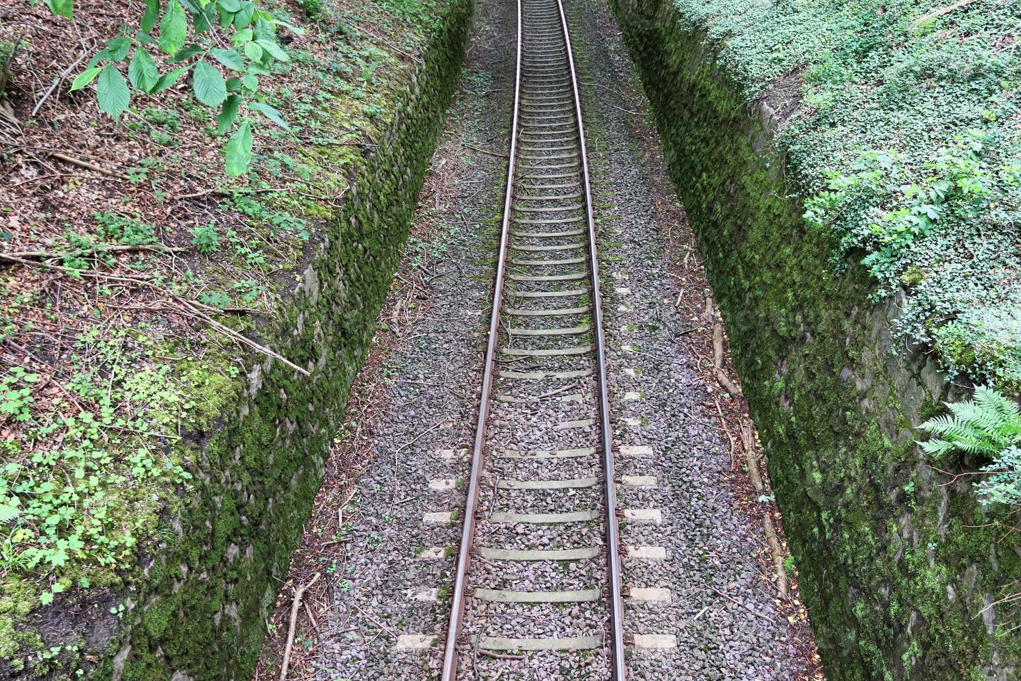 múltiples vías férreas con cruces en una estación ferroviaria en perspectiva y vista de pájaro foto