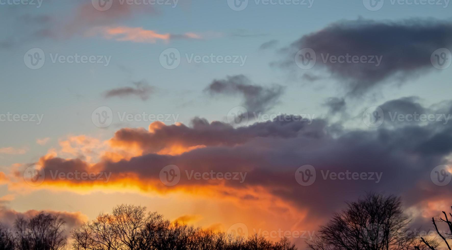 hermoso panorama de nubes naranjas y amarillas al amanecer foto