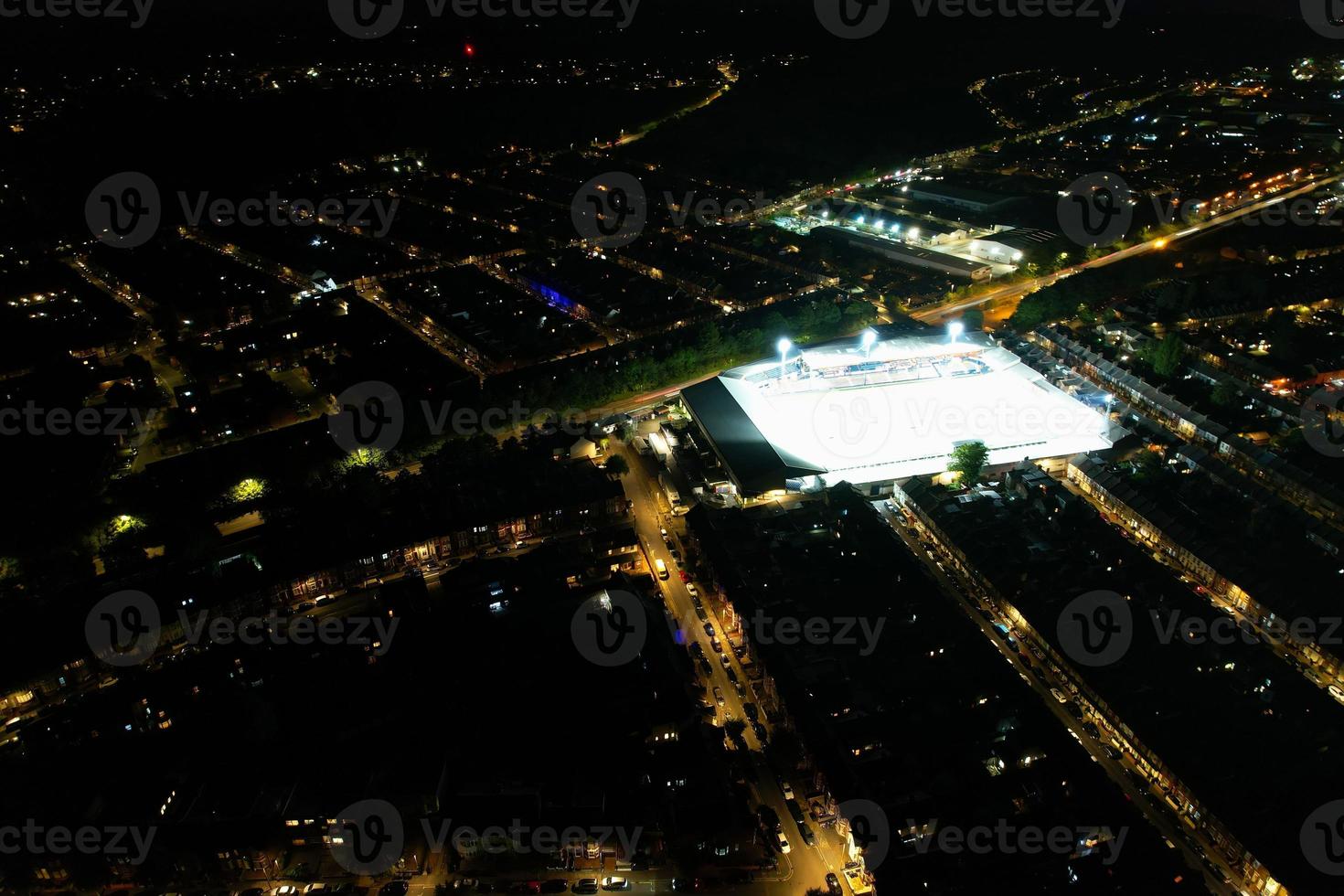 hermosa vista aérea de bury park luton inglaterra reino unido por la noche foto