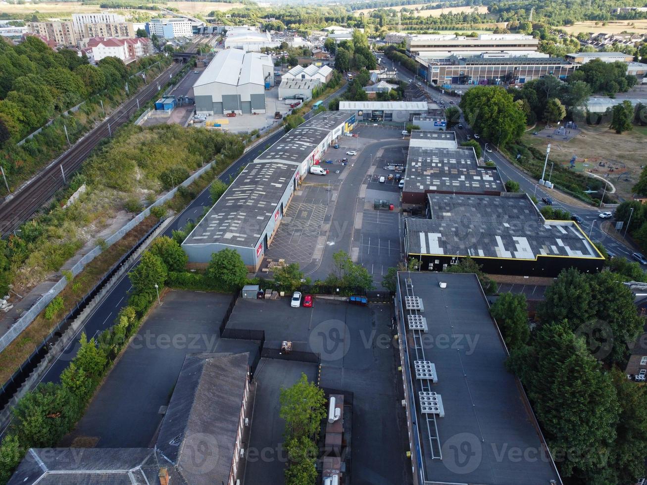 ciudad de luton de inglaterra reino unido. vista aérea del centro de la ciudad desde la estación de tren y el campus universitario de bedfordshire. la vista de ángulo alto fue capturada el 2 de agosto de 2022 en un día caluroso y soleado foto