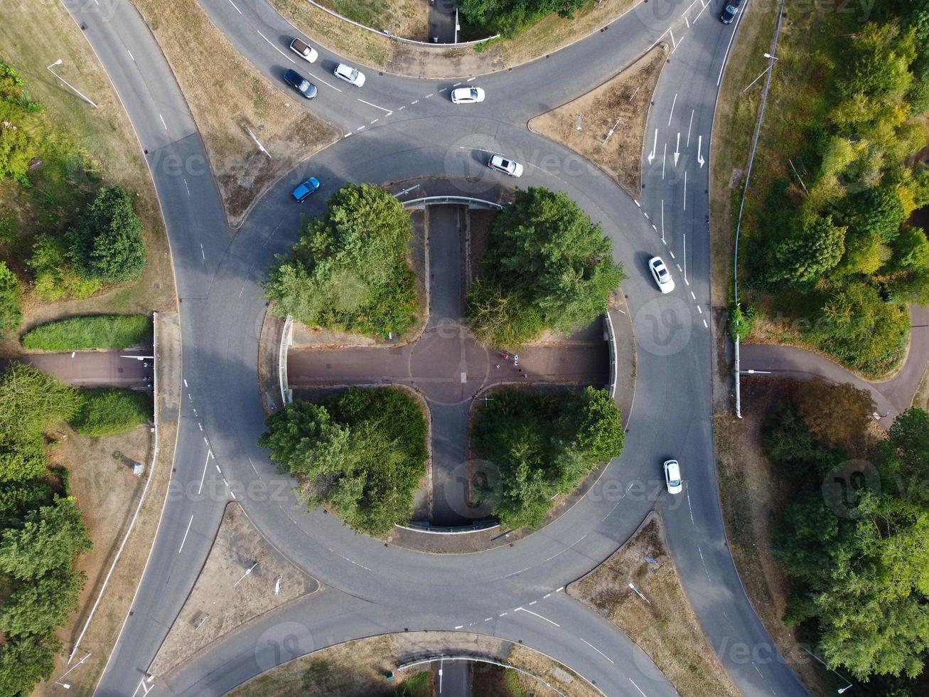 hermosa vista aérea de las autopistas y carreteras británicas con tráfico foto