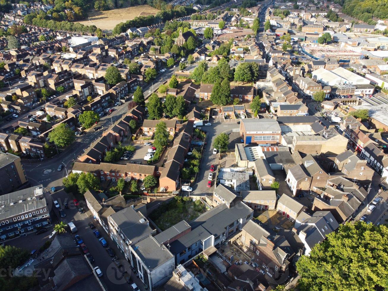 ciudad de luton de inglaterra reino unido. vista aérea del centro de la ciudad desde la estación de tren y el campus universitario de bedfordshire. la vista de ángulo alto fue capturada el 2 de agosto de 2022 en un día caluroso y soleado foto