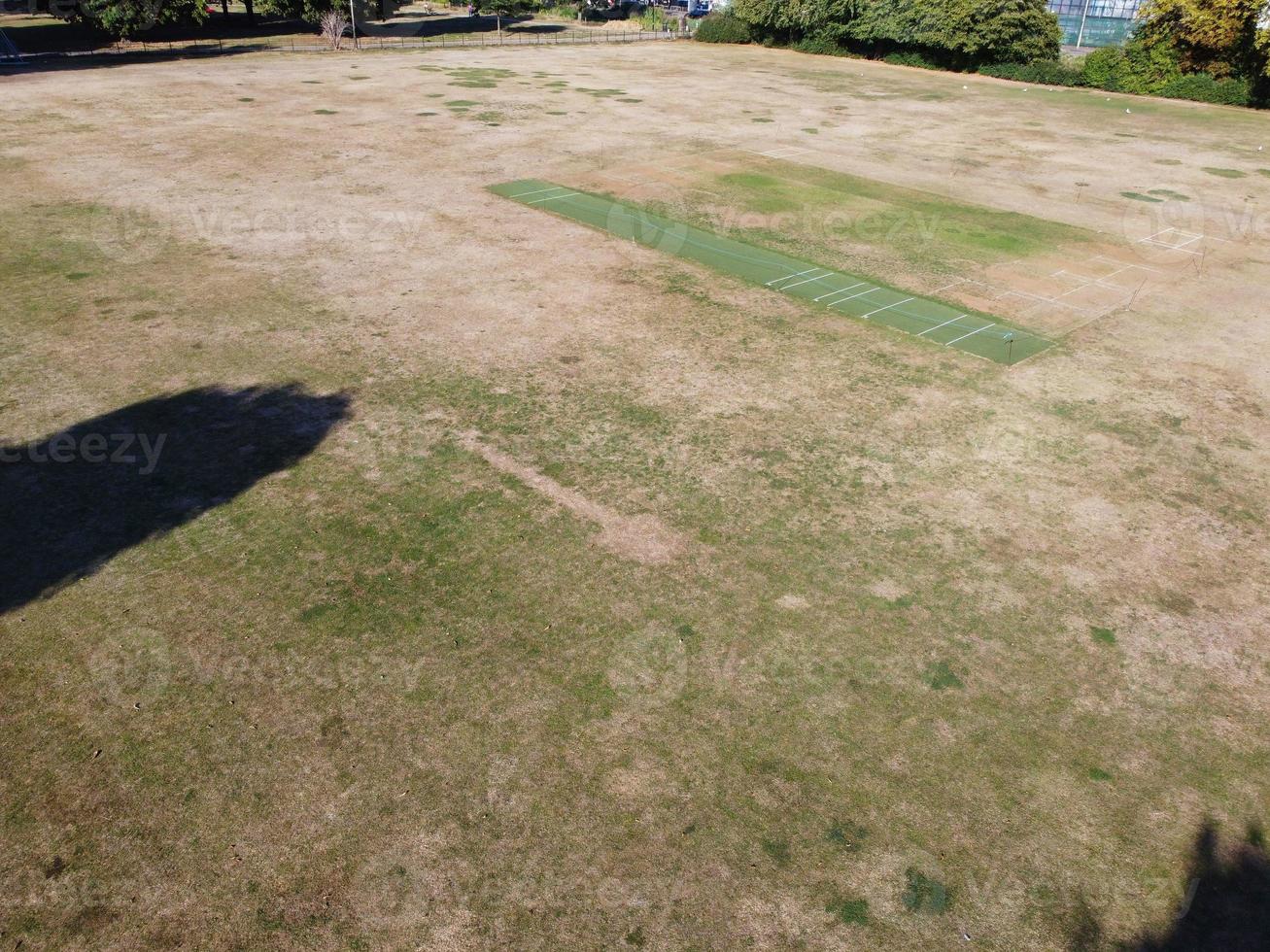 vista aérea del campo de cricket en el parque público local de hemel hempstead inglaterra gran bretaña foto