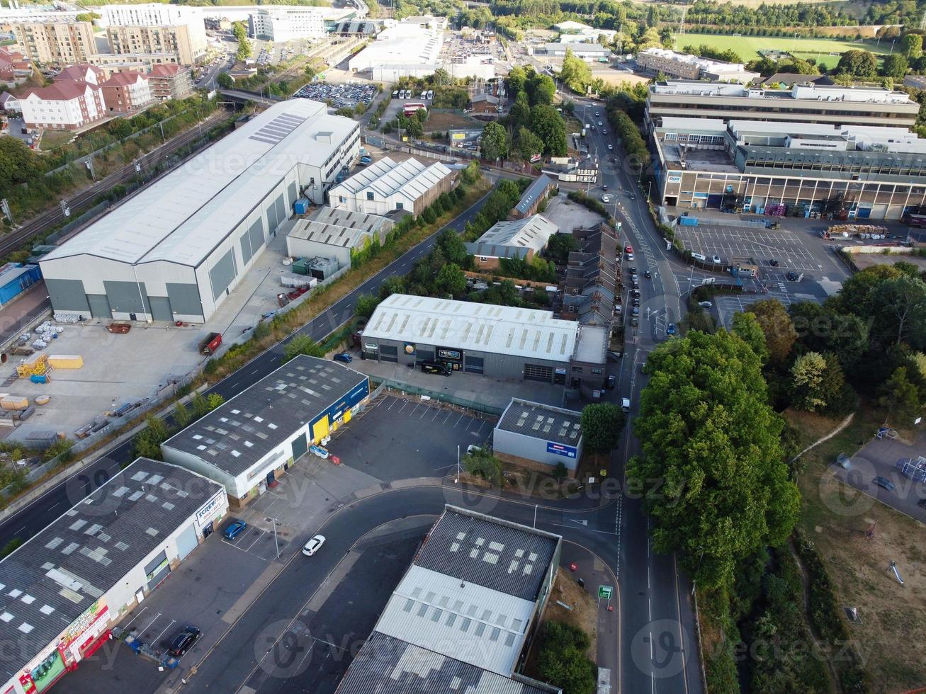 ciudad de luton de inglaterra reino unido. vista aérea del centro de la ciudad desde la estación de tren y el campus universitario de bedfordshire. la vista de ángulo alto fue capturada el 2 de agosto de 2022 en un día caluroso y soleado foto