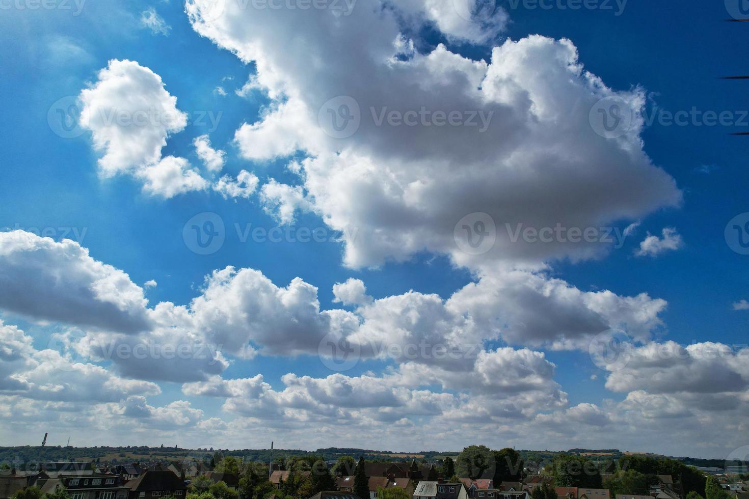 hermosas nubes sobre la ciudad británica, puesta de sol foto