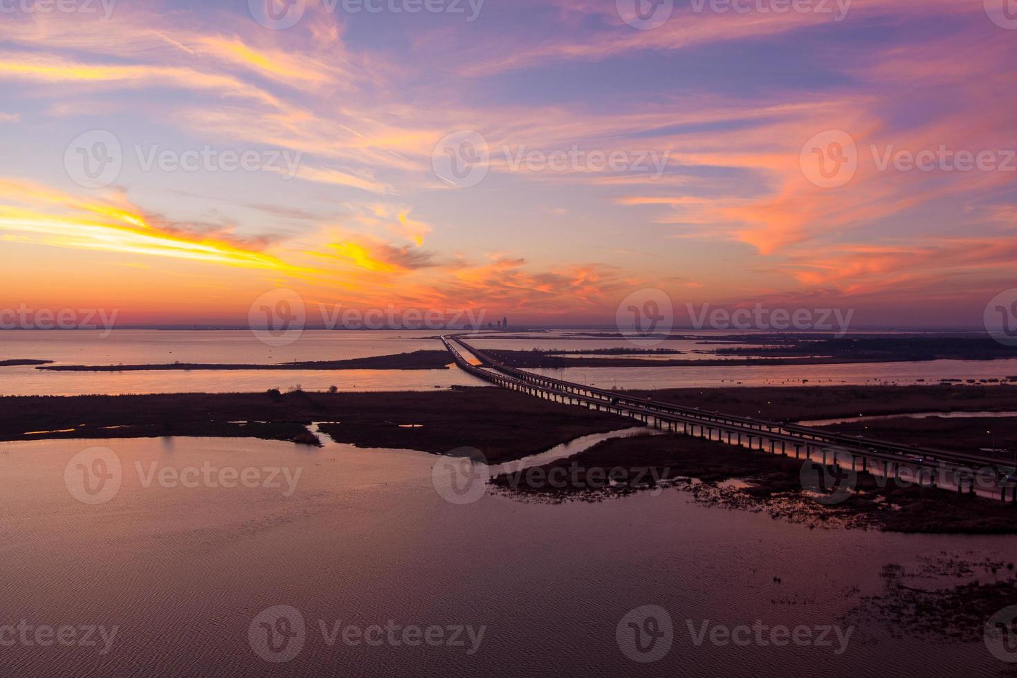 vista aérea de mobile bay y jubilee parkway bridge al atardecer en la costa del golfo de alabama foto