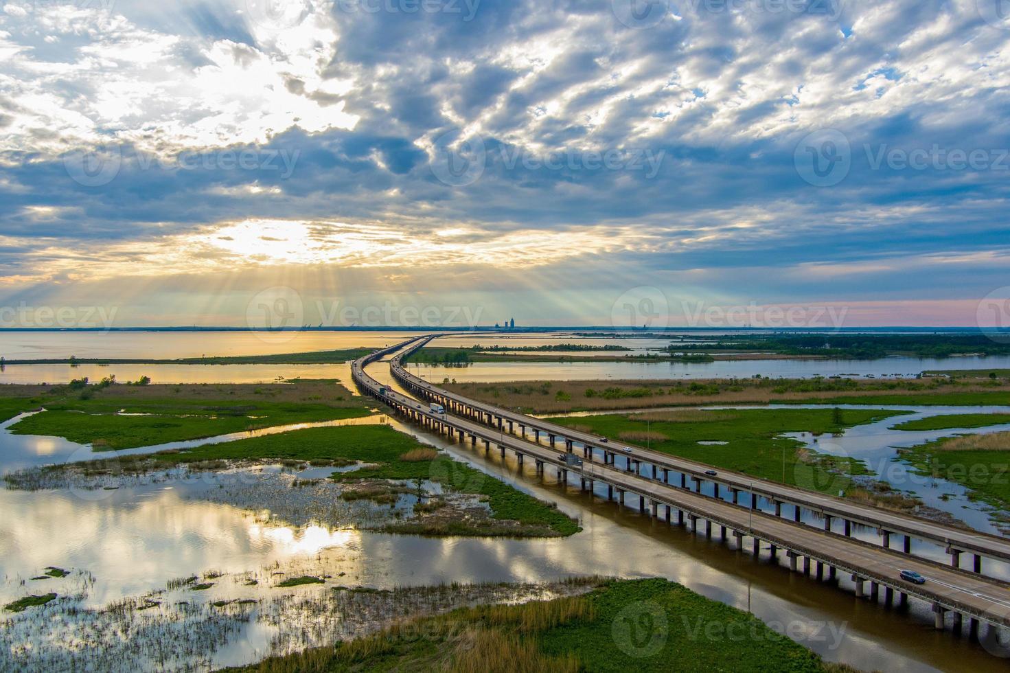 vista aérea de mobile bay y jubilee parkway bridge al atardecer en la costa del golfo de alabama foto