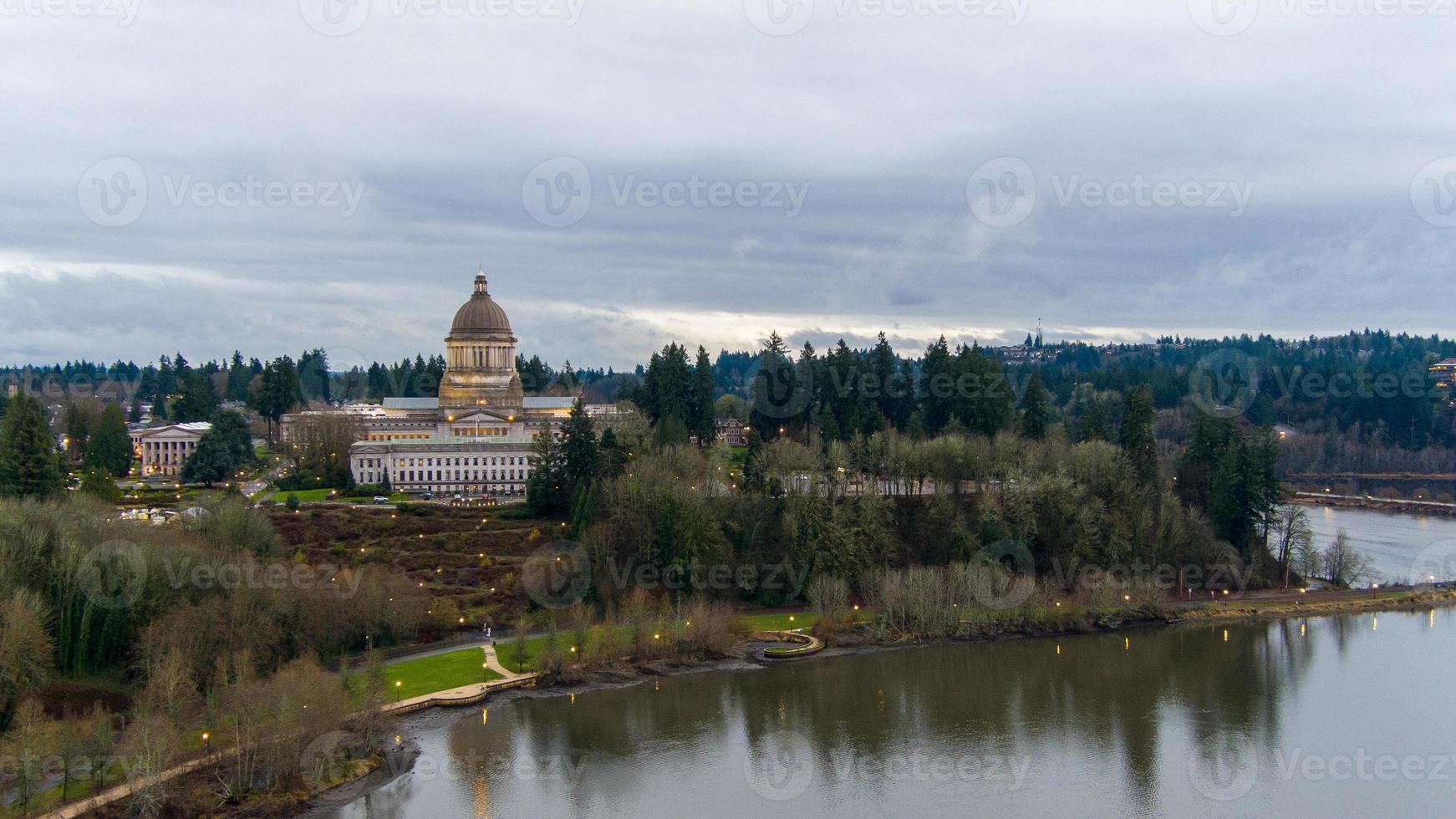 el olimpia, frente al mar de washington en el crepúsculo en diciembre de 2021 foto