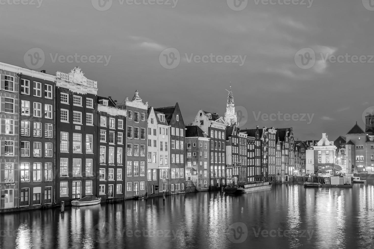 horizonte de la ciudad del centro de amsterdam. paisaje urbano en países bajos foto