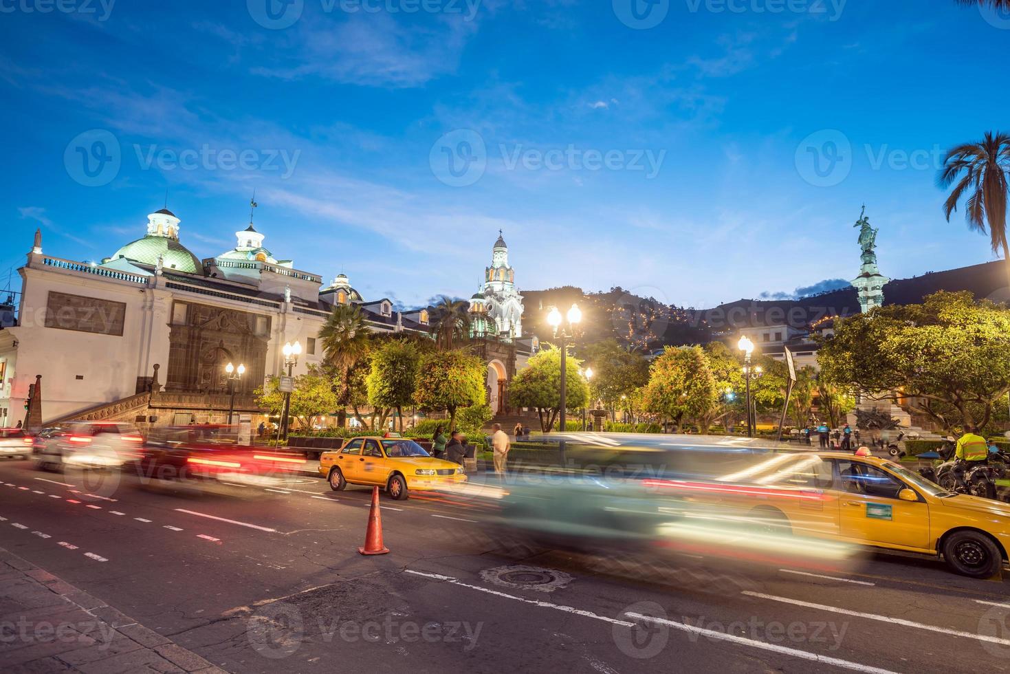 Plaza grande en el casco antiguo de Quito, Ecuador. foto