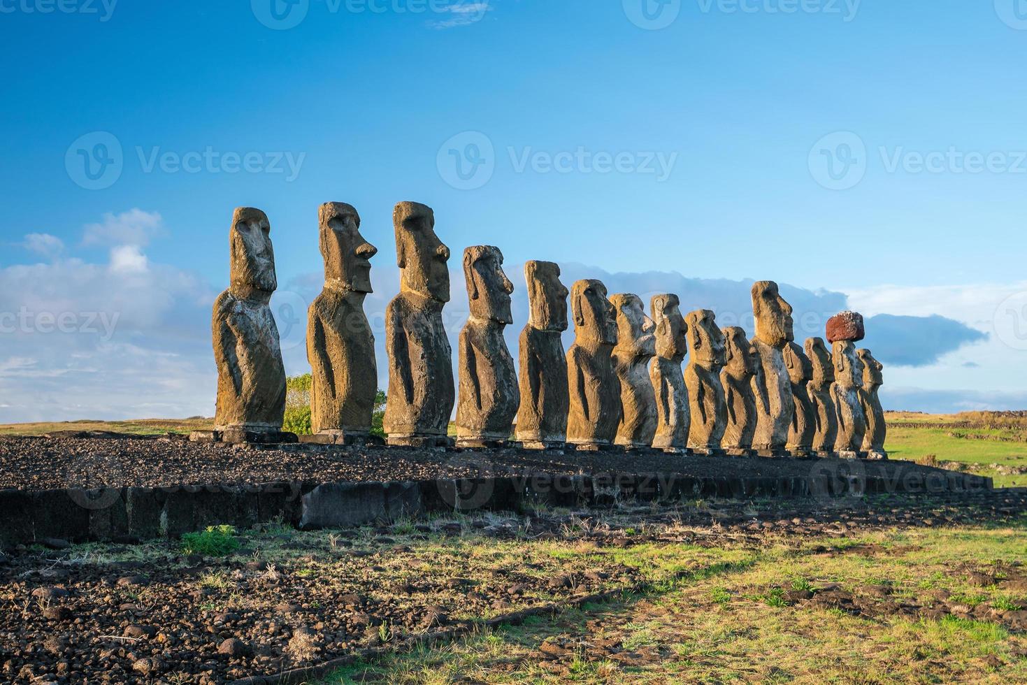 moais en ahu tongariki en isla de pascua foto