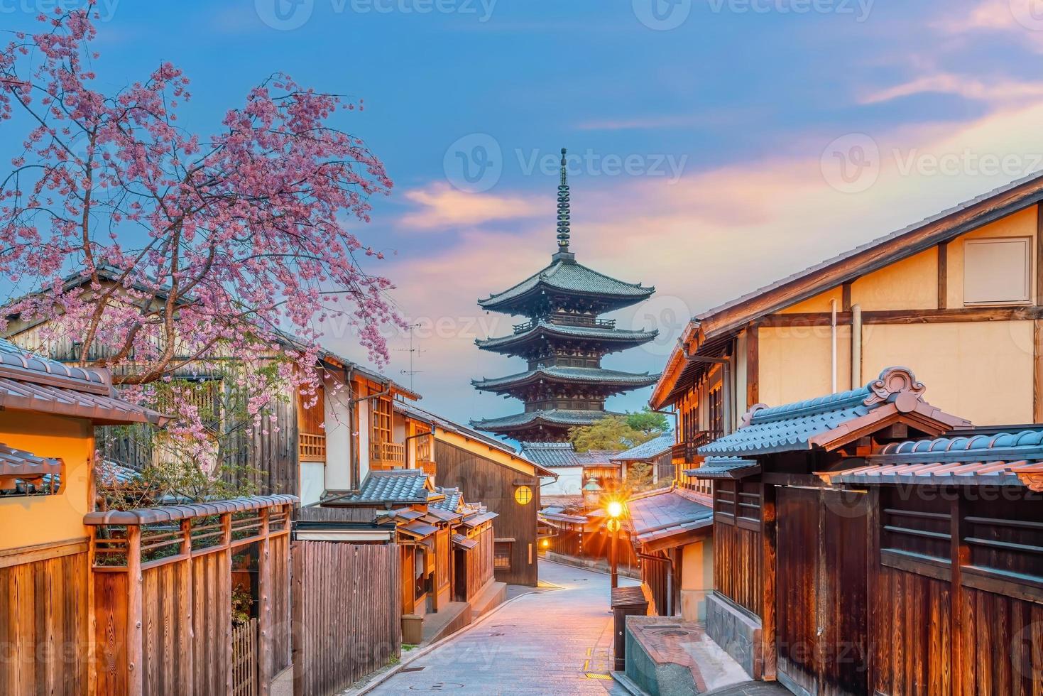 casco antiguo de kyoto durante la temporada de sakura en japón foto
