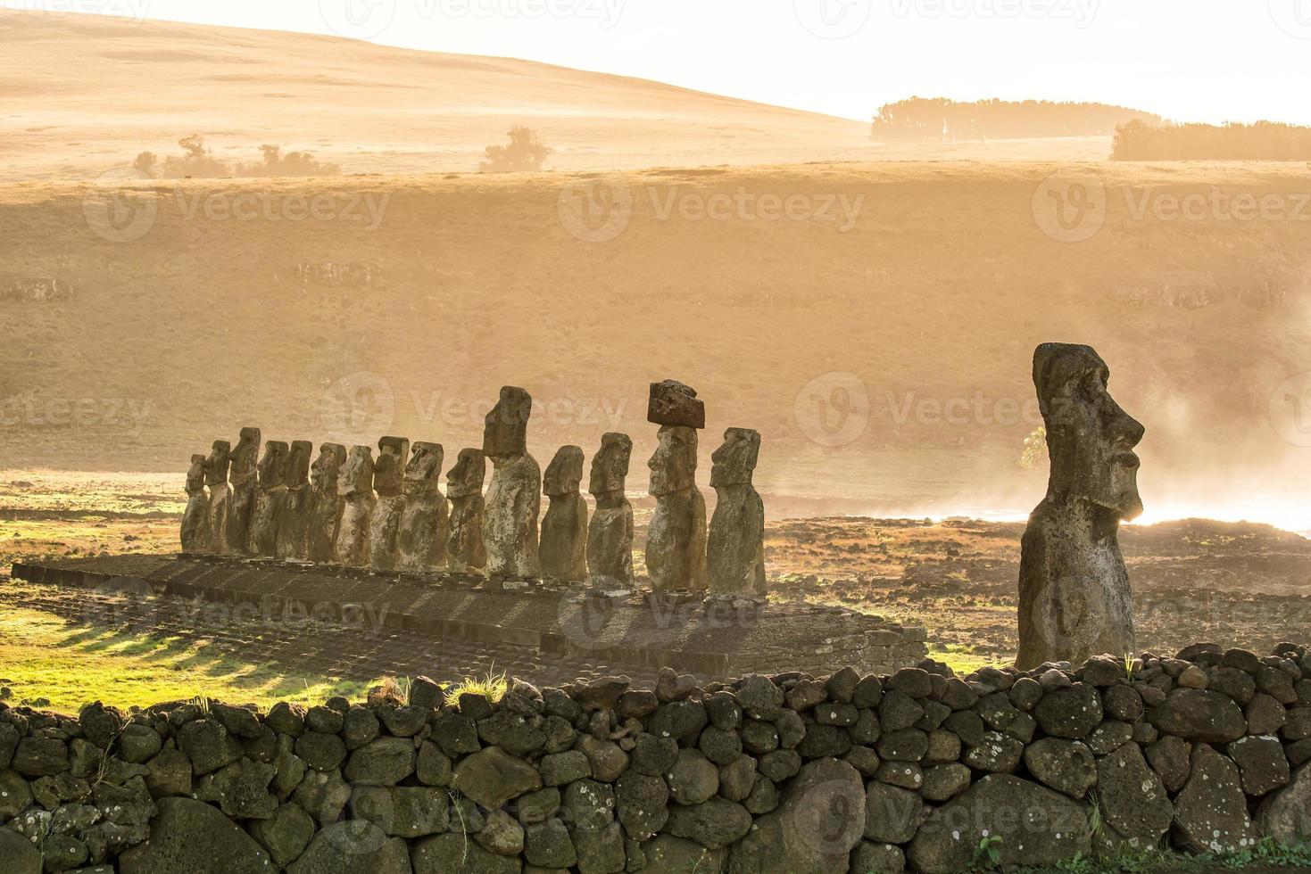 moais en ahu tongariki en isla de pascua foto