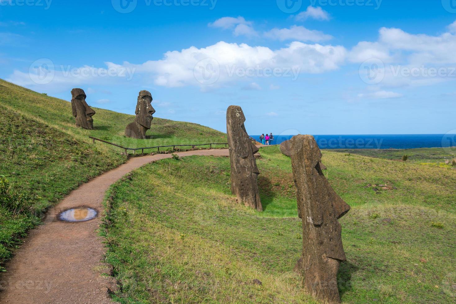 estatuas moai en el volcán rano raraku en isla de pascua, chile foto