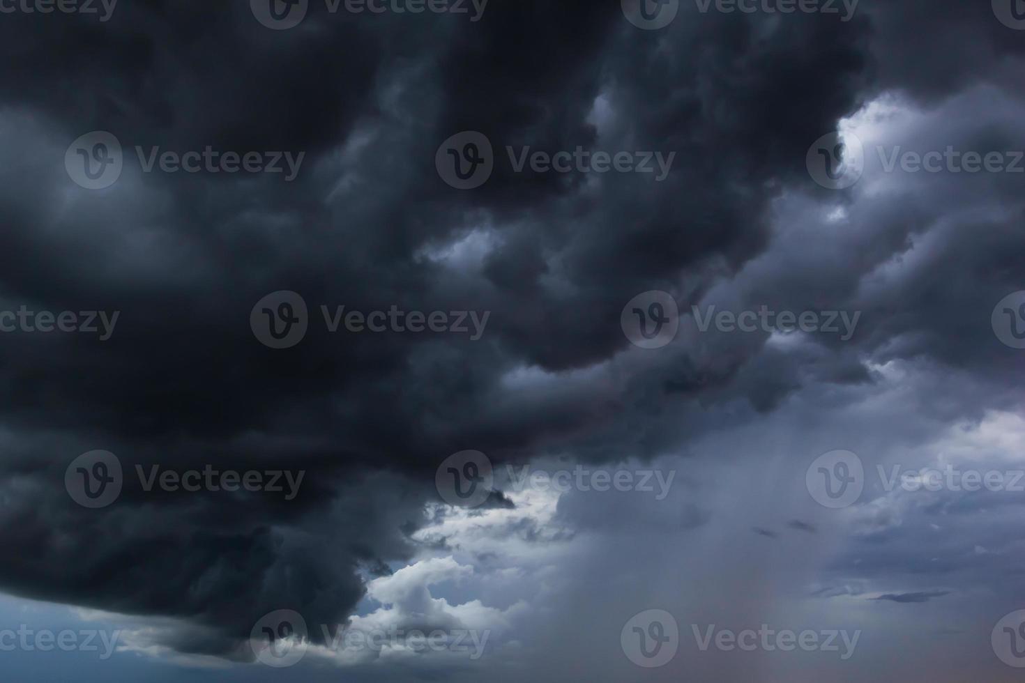 el cielo oscuro tenía nubes reunidas a la izquierda y una fuerte tormenta antes de que lloviera. foto