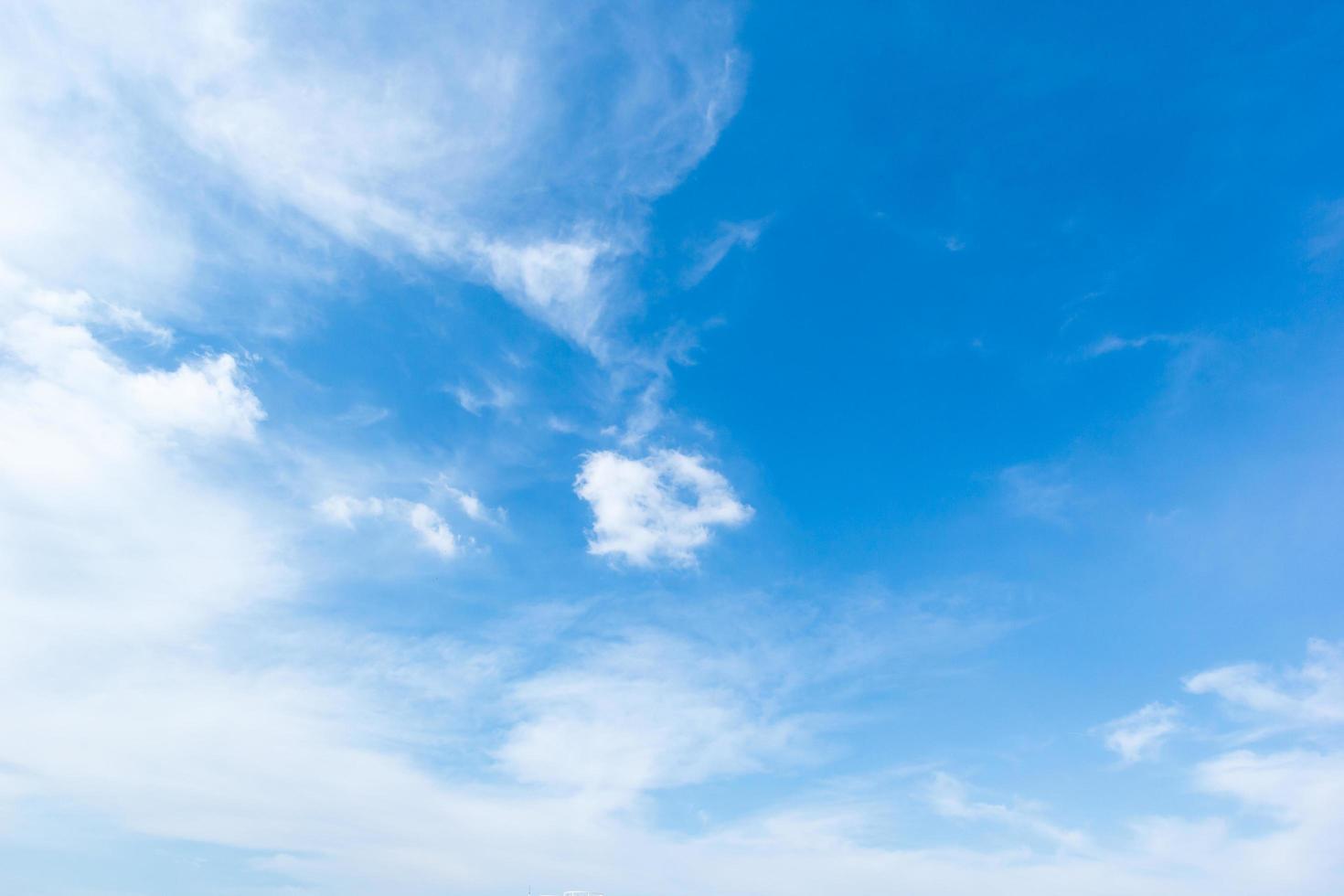 fondo de cielo azul con nubes blancas cúmulos flotantes enfoque suave. foto