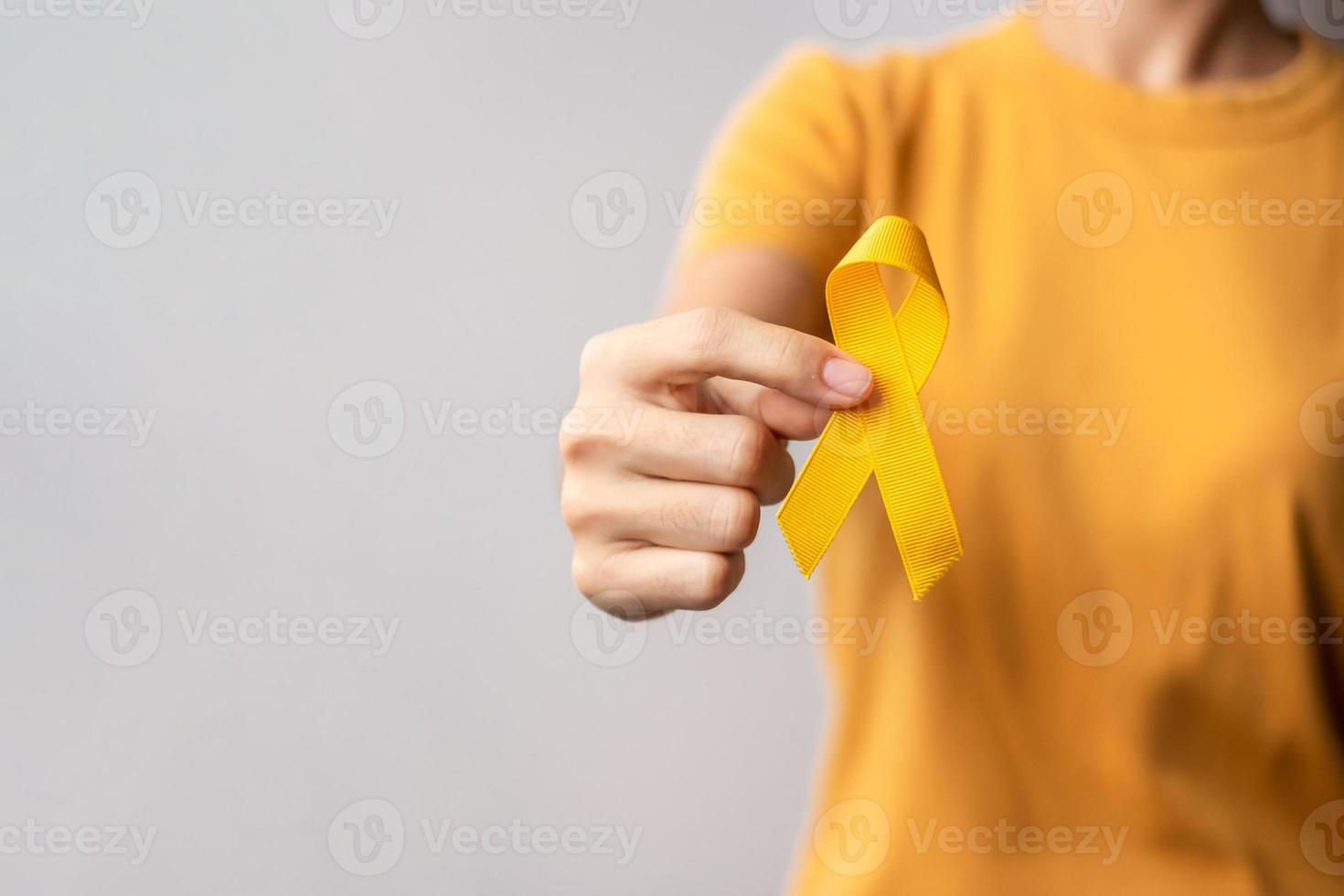 septiembre amarillo, día de prevención del suicidio, infancia, sarcoma, mes de concientización sobre el cáncer de huesos y vejiga, cinta amarilla para apoyar la vida y la enfermedad de las personas. concepto de salud y día mundial del cáncer foto