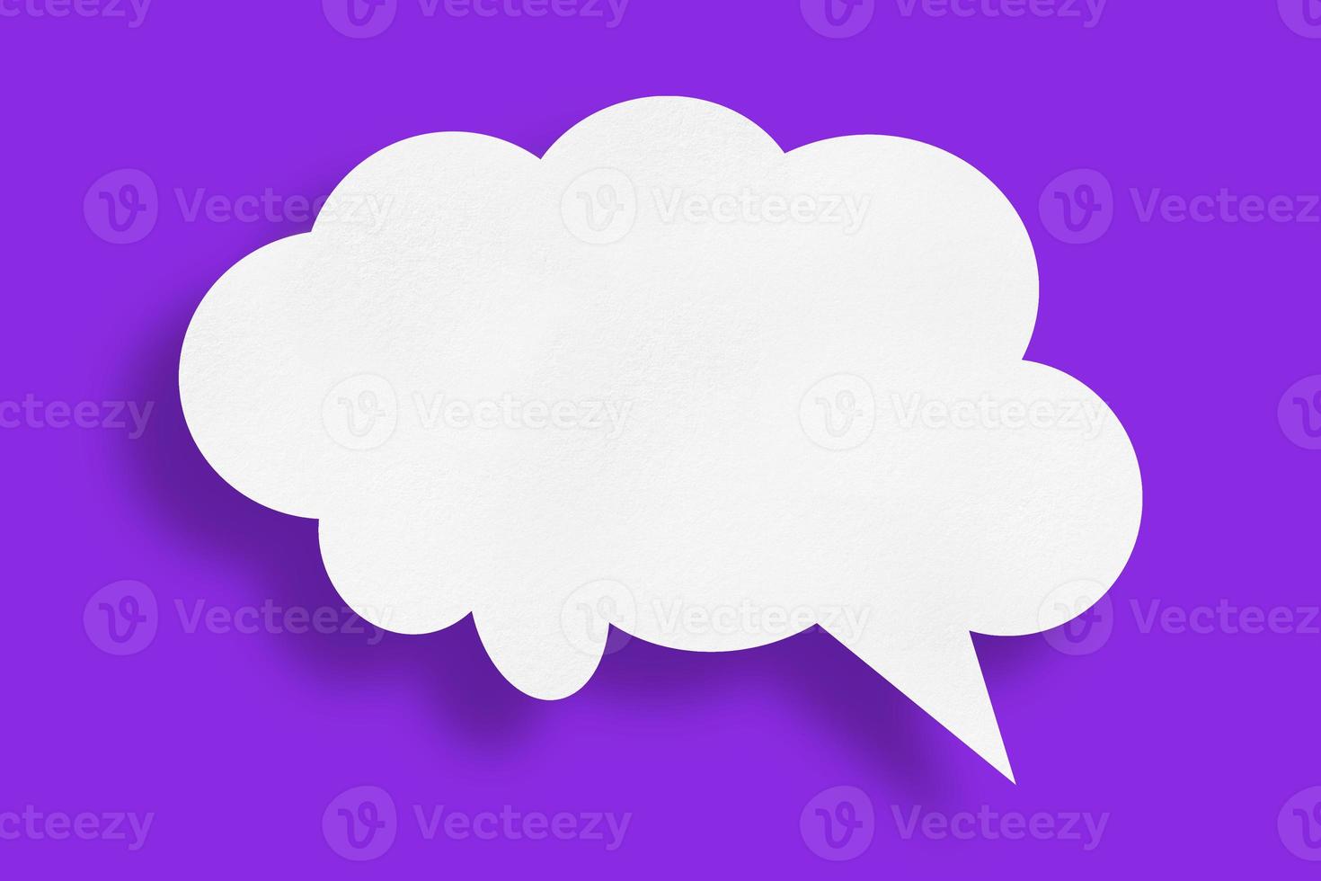 forma de burbuja de voz de papel de nube blanca sobre fondo púrpura foto