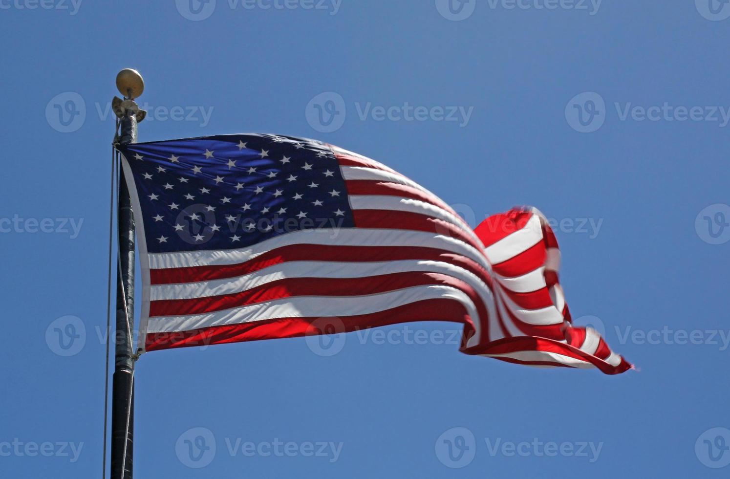 bandera americana ondeando en el viento foto