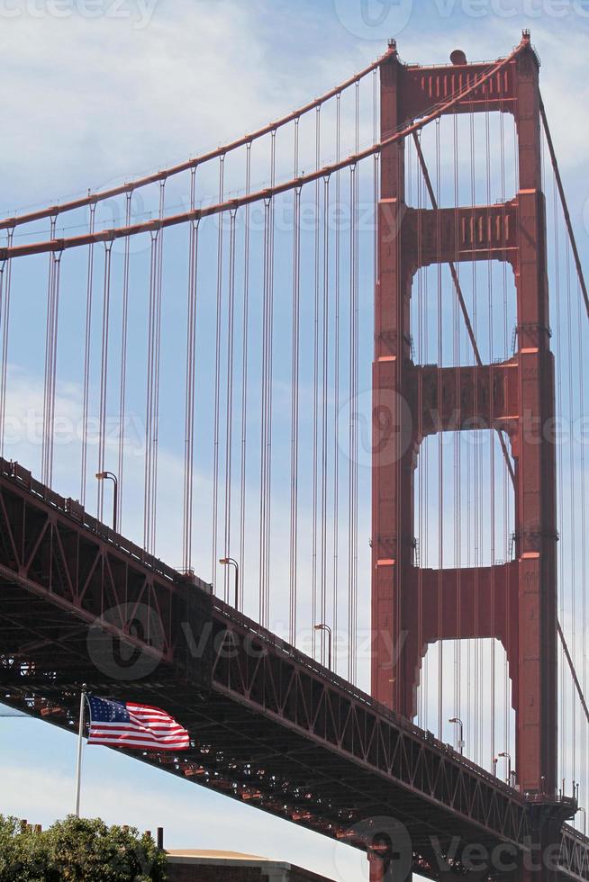 bandera americana cerca del puente golden gate en san francisco, estados unidos foto