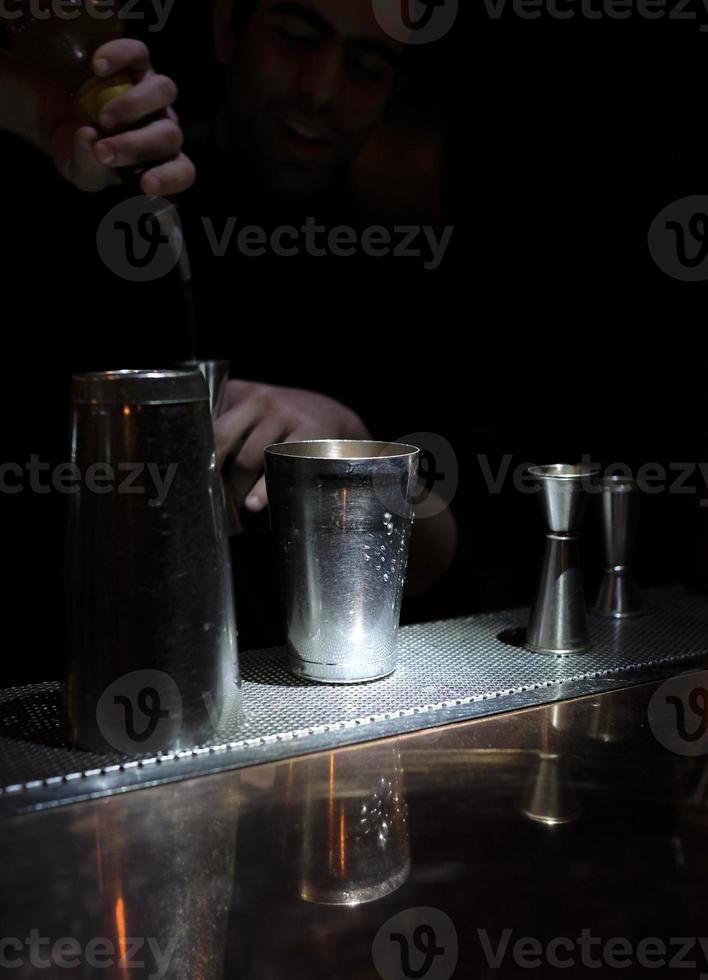 camarero mezclando un cóctel en un vaso foto