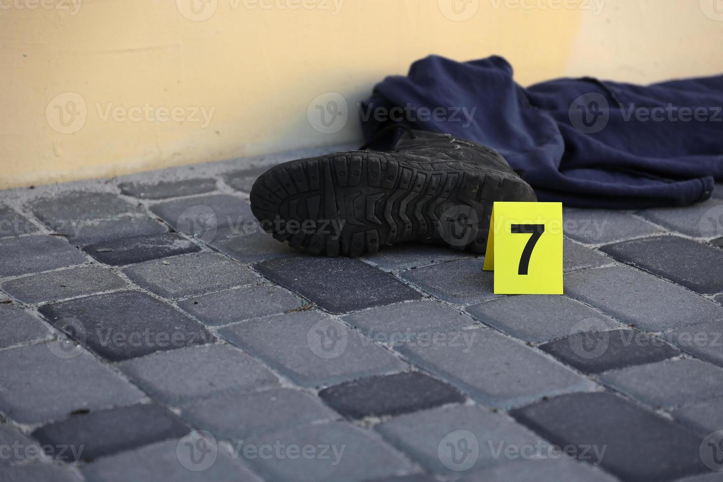 evidencia con marcador csi amarillo para la numeración de evidencia en el patio trasero residencial por la noche. concepto de investigación de la escena del crimen foto