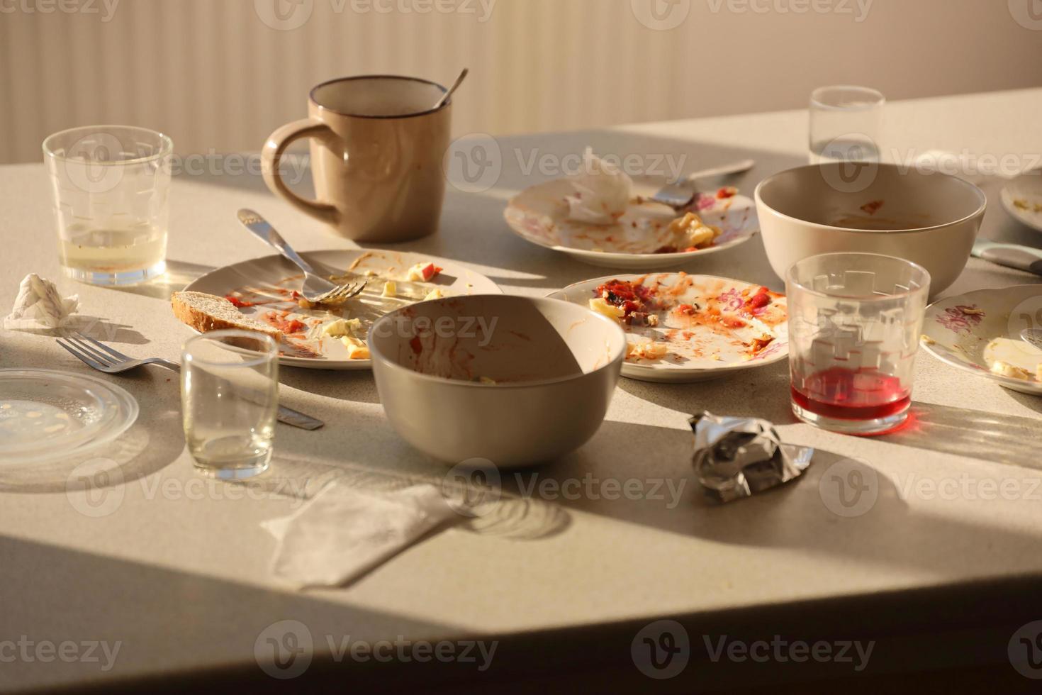 platos sucios vacíos con cucharas y tenedores en la mesa después de la comida. concepto de final de banquete. platos sin lavar foto