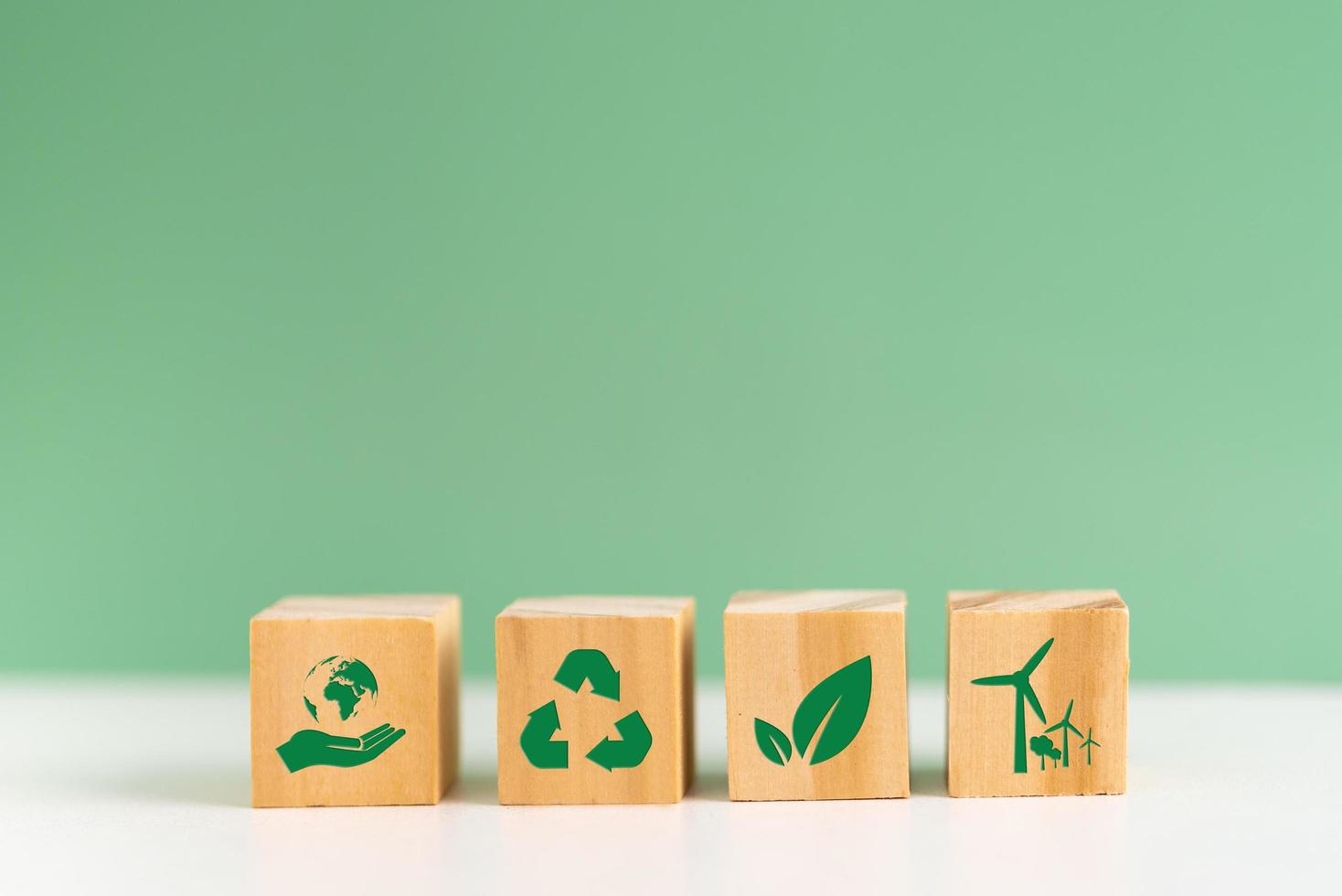 bloque de cubo de madera esg ambiental social y gobernanza concepto ecológico de desarrollo sostenible de la organización. inversión y gestión de la contaminación para reducir el calentamiento global. foto